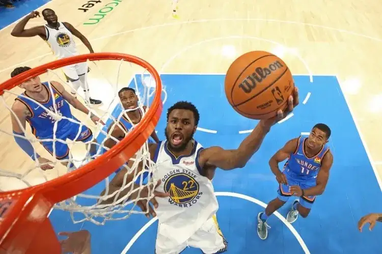  库里复出砍30分，勇士逆转开拓者登顶  