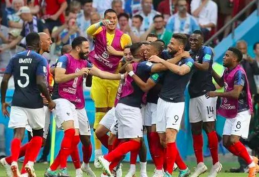  那不勒斯青春风暴席卷赛场，年轻球员闪耀意甲  